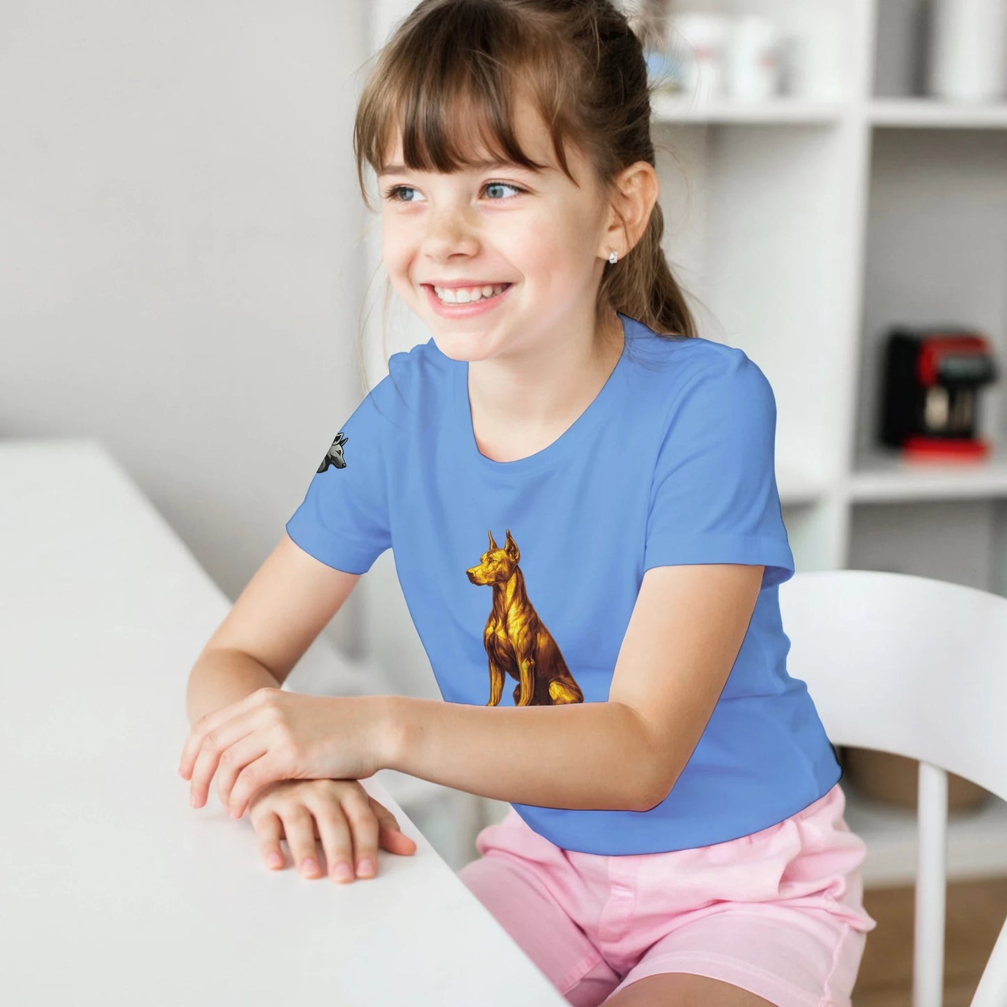 Marque MolossDesign | T-shirt enfant classique ras du cou Dobermann doré assis1 avec logo sur manche droite MolossDesign