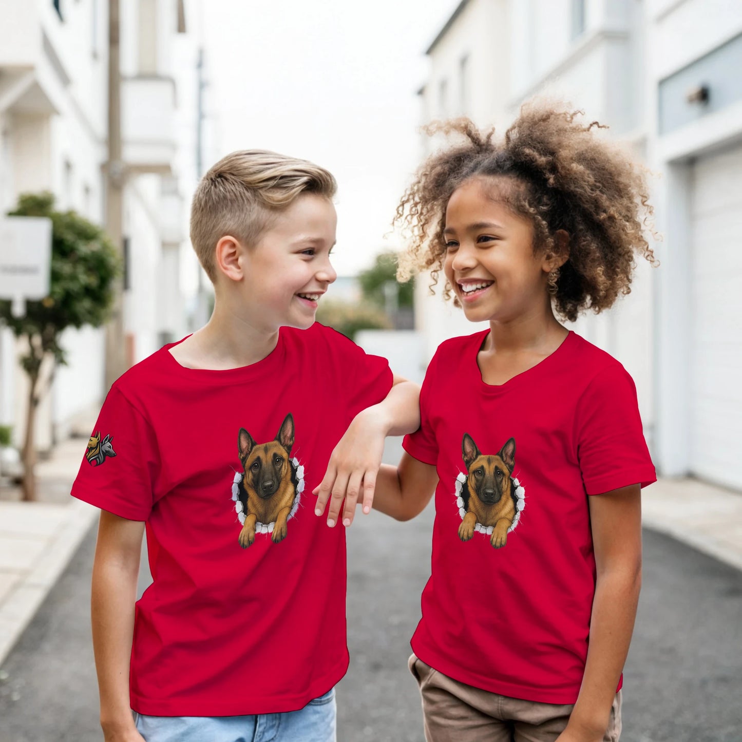 T-shirt enfant classique rouge Malinois trou mur