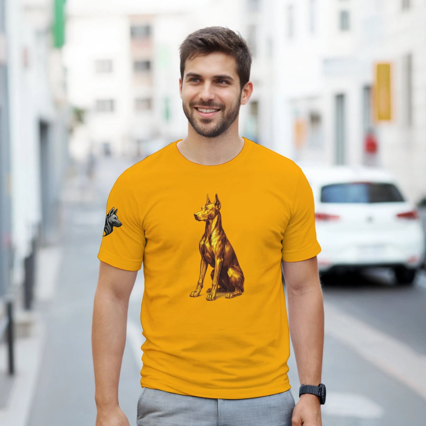 T-shirt adulte unisexe épais ras du cou jaune Dobermann doré assis