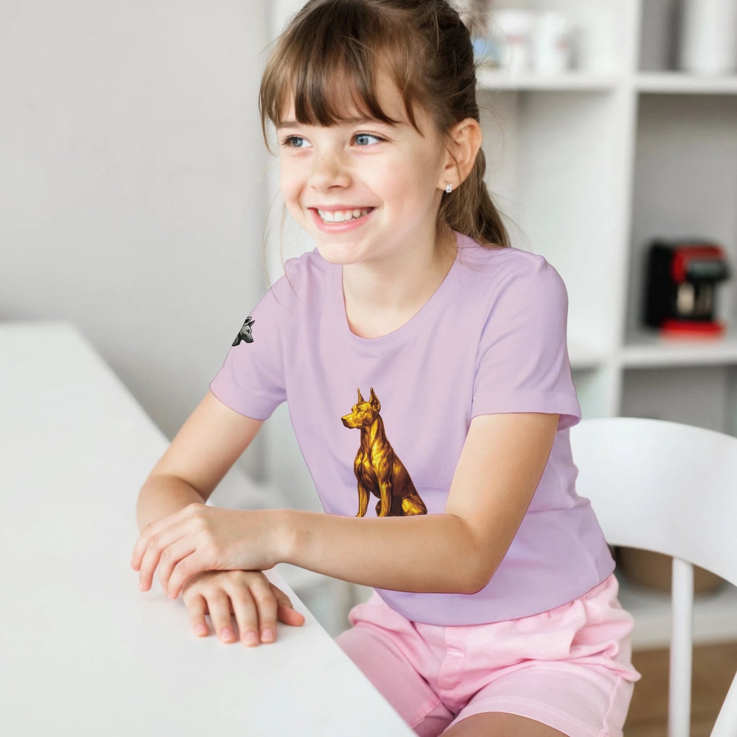 Marque MolossDesign | T-shirt enfant classique ras du cou Dobermann doré assis1 avec logo sur manche droite MolossDesign