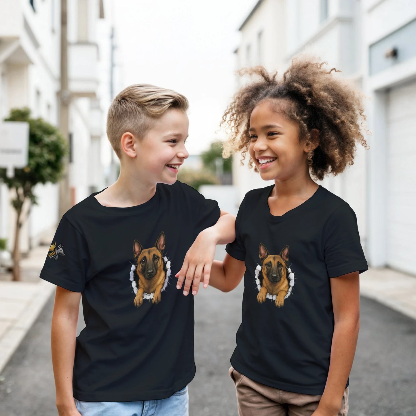 T-shirt enfant classique noir Malinois trou mur