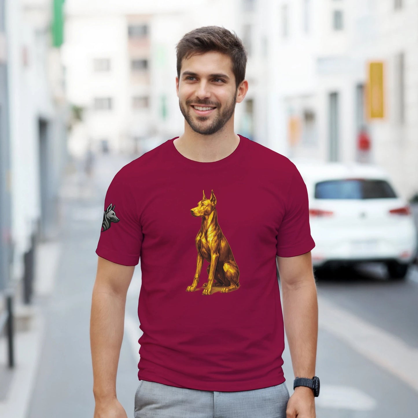 T-shirt adulte unisexe épais ras du cou rouge Dobermann doré assis