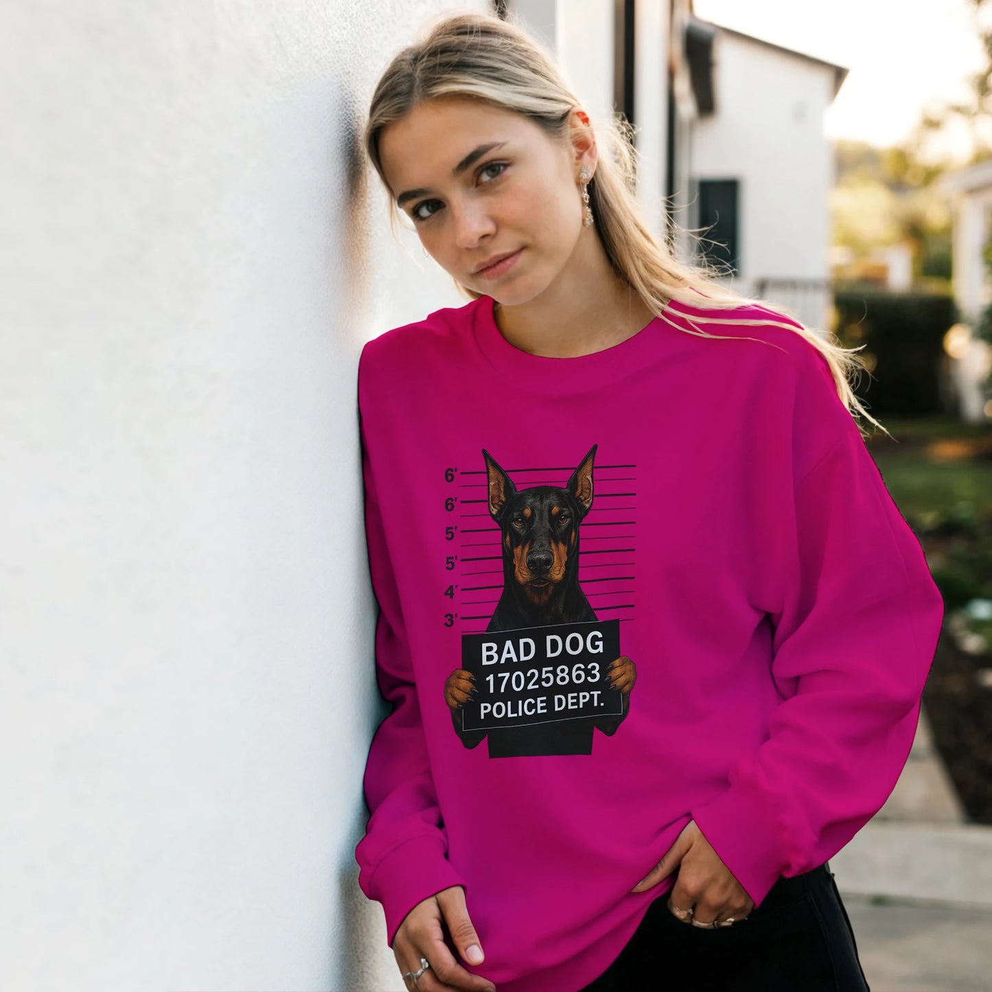 Sweat-shirt adulte unisexe classique ras du cou fuchsia Bad Dog Dobermann