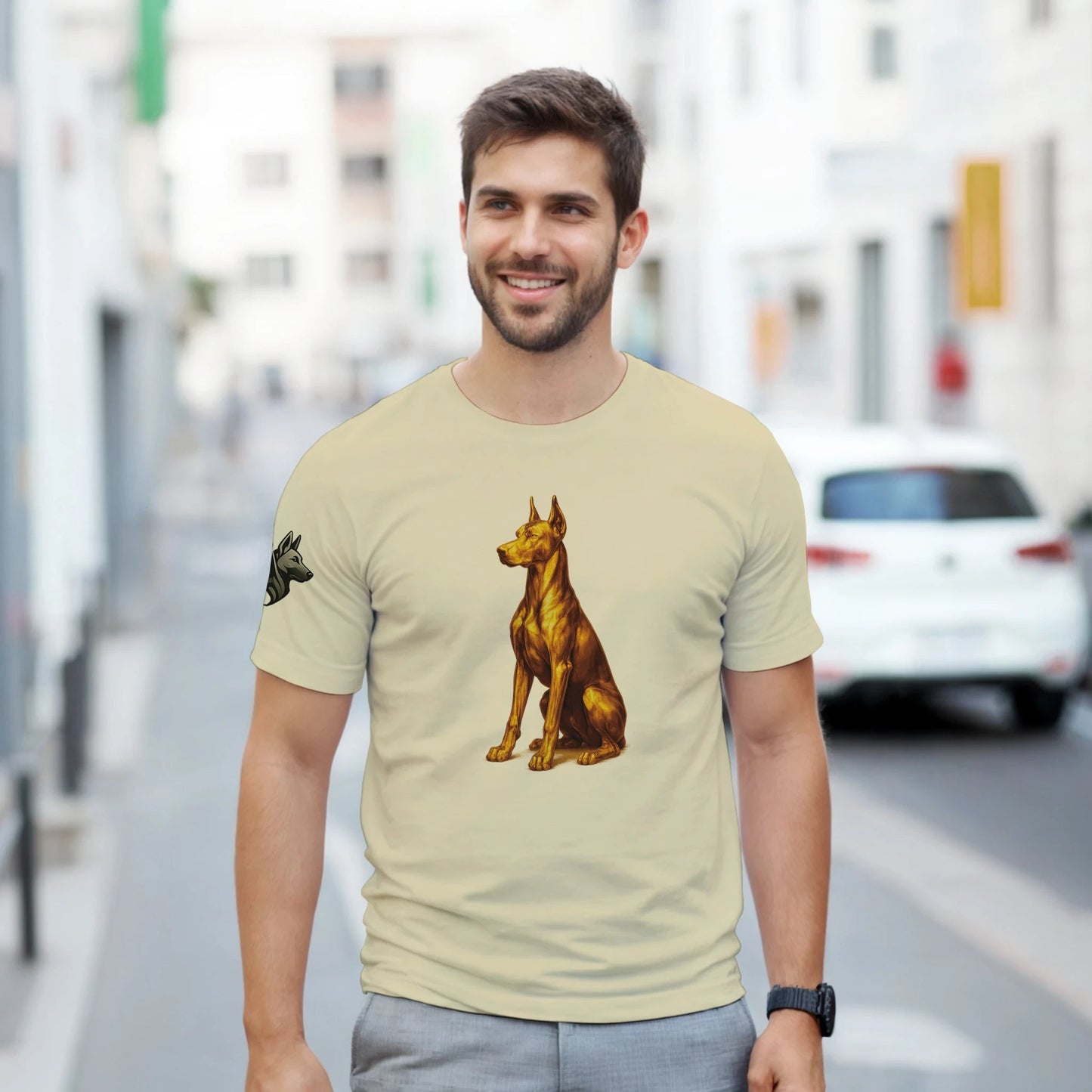 T-shirt adulte unisexe épais ras du cou beige Dobermann doré assis