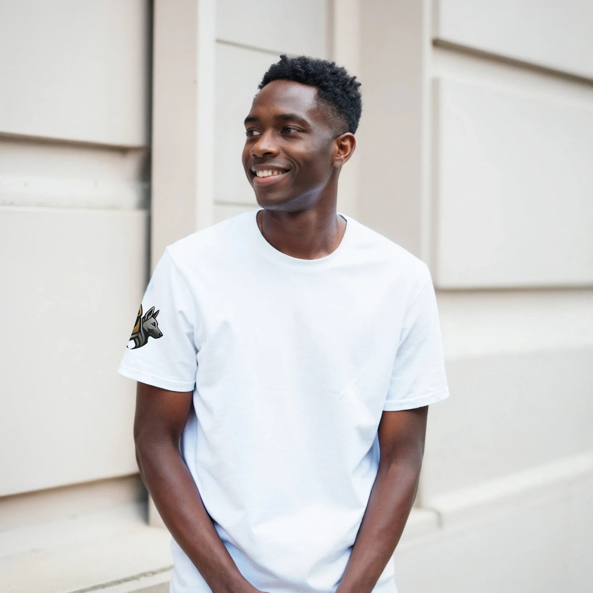 T-shirt adulte unisexe classique ras du cou avec logo sur manche droite MolossDesign