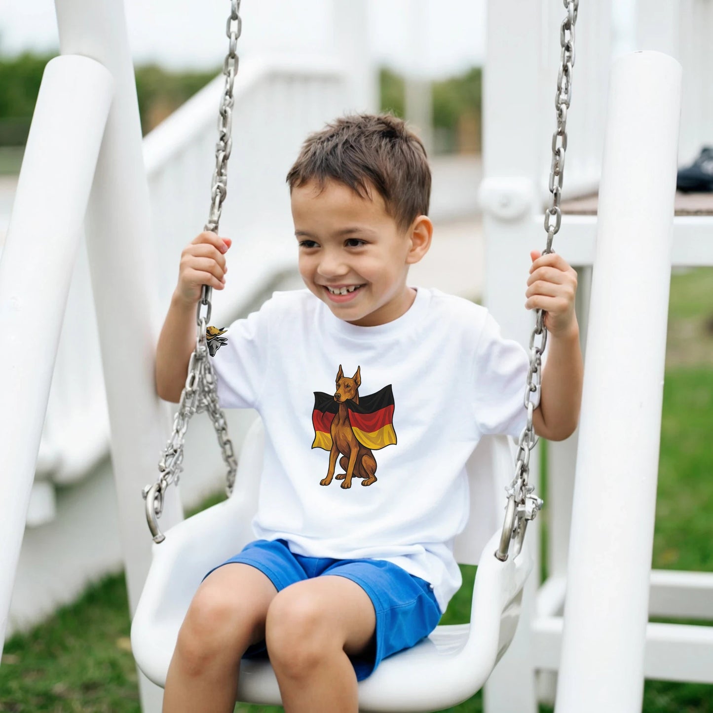 Marque MolossDesign | T-shirt enfant col rond Dobermann avec drapeau allemand2 et logo sur manche droite MolossDesign