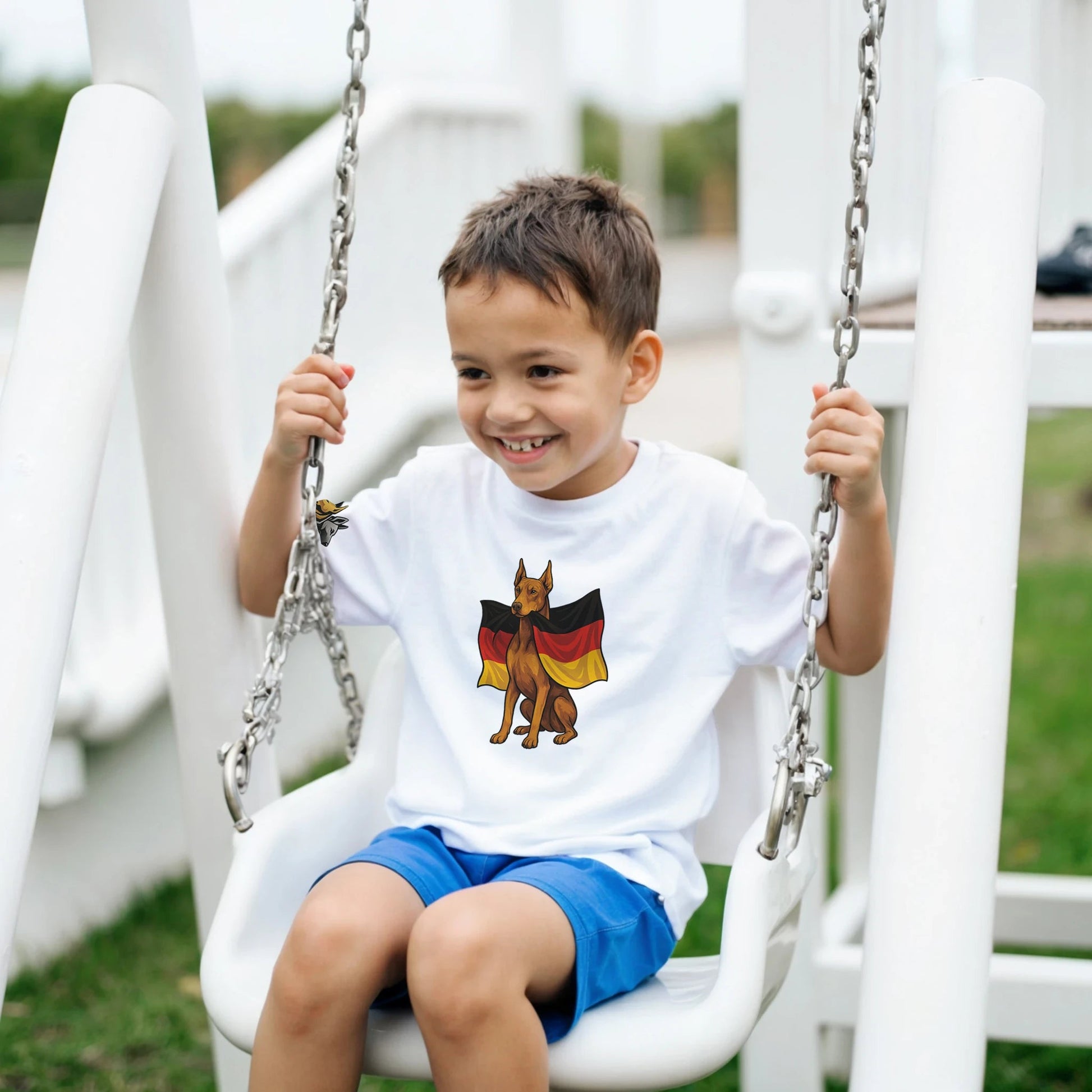 Marque MolossDesign | T-shirt enfant col rond Dobermann avec drapeau allemand2 et logo sur manche droite MolossDesign