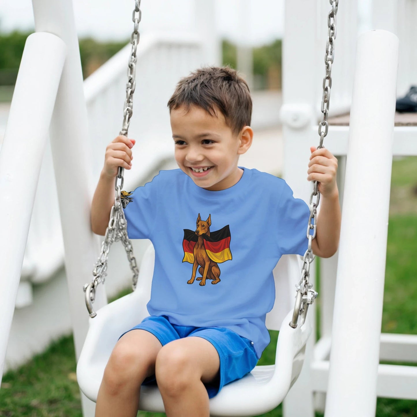 Marque MolossDesign | T-shirt enfant col rond Dobermann avec drapeau allemand2 et logo sur manche droite MolossDesign