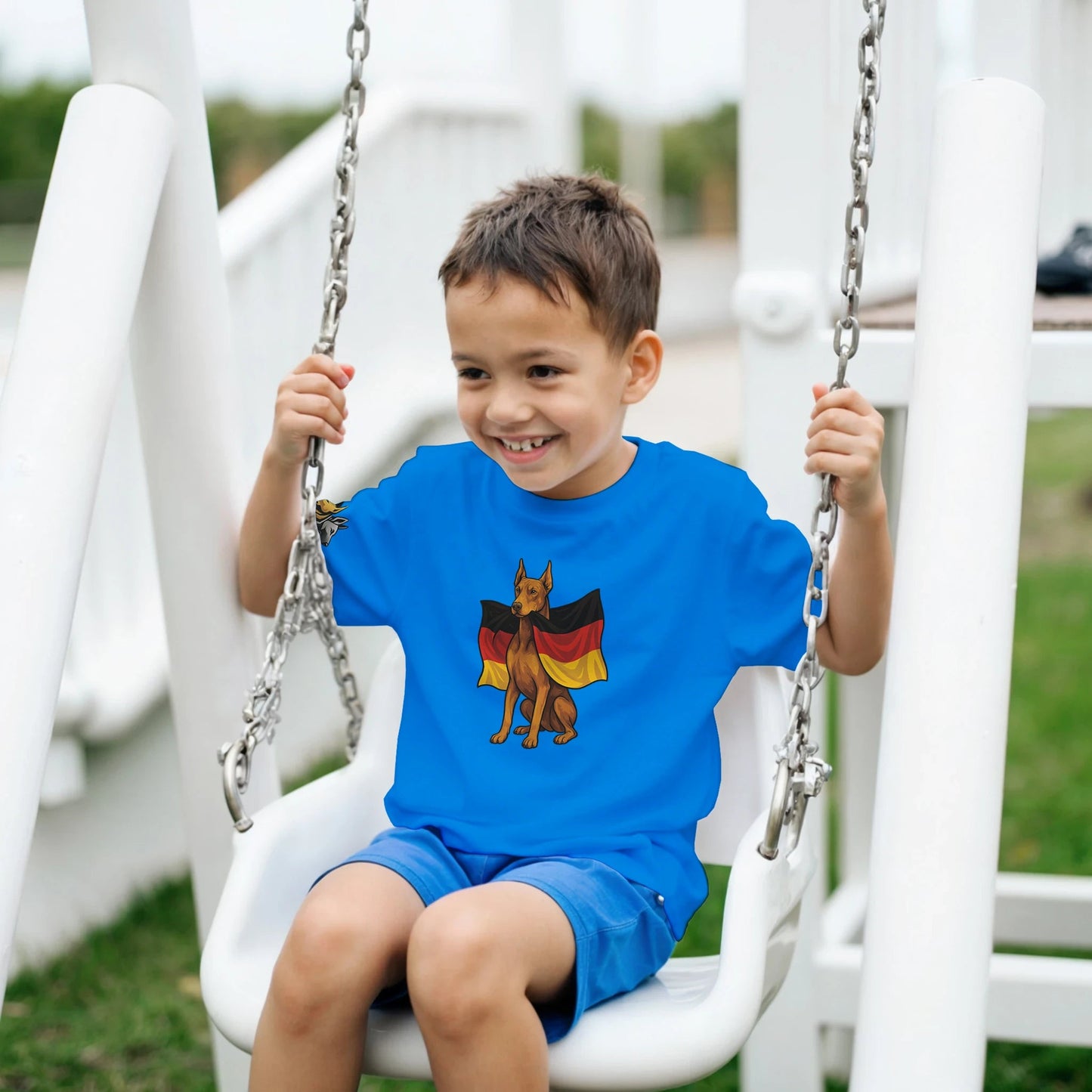 Marque MolossDesign | T-shirt enfant col rond Dobermann avec drapeau allemand2 et logo sur manche droite MolossDesign