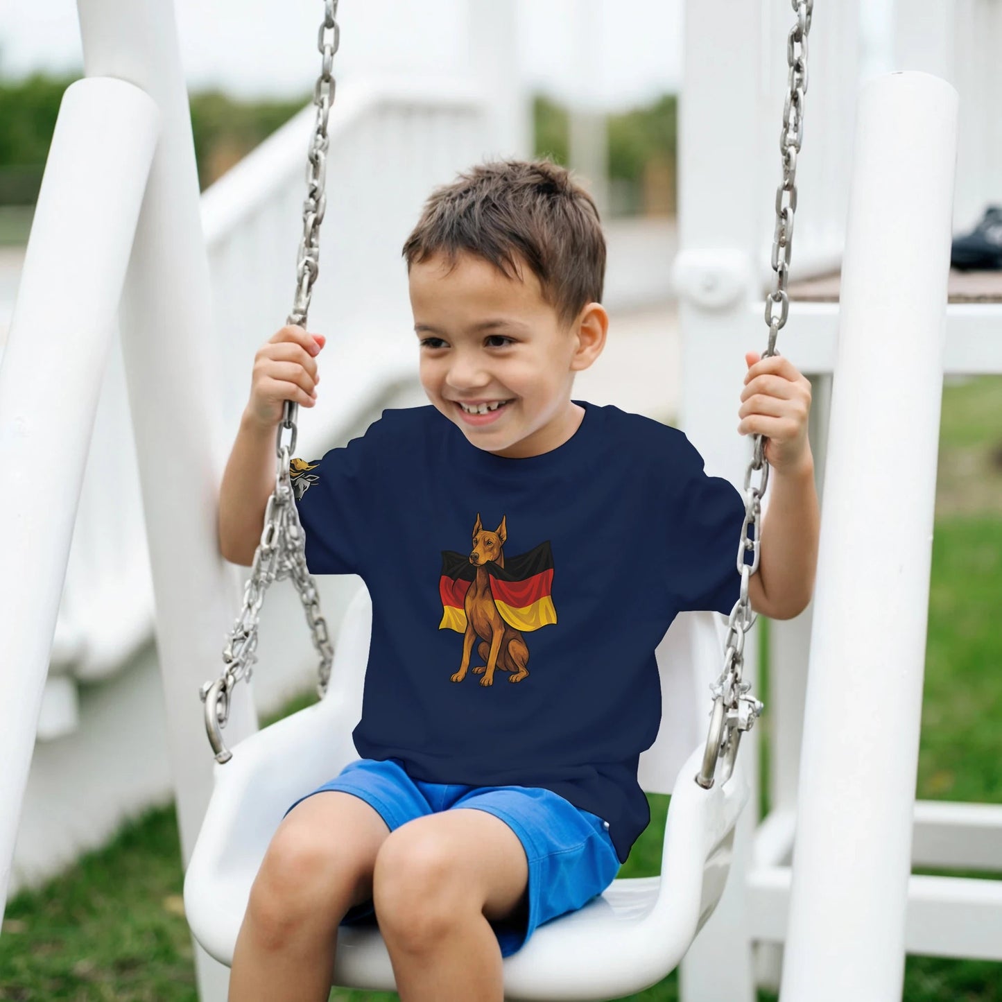 Marque MolossDesign | T-shirt enfant col rond Dobermann avec drapeau allemand2 et logo sur manche droite MolossDesign