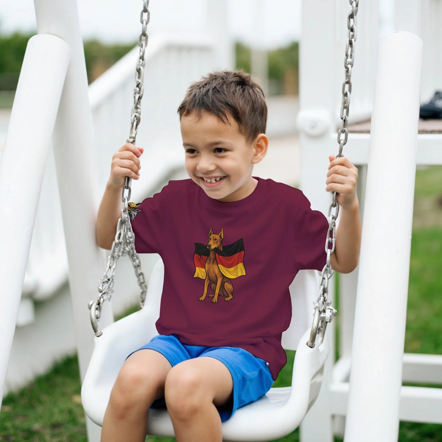 Marque MolossDesign | T-shirt enfant col rond Dobermann avec drapeau allemand2 et logo sur manche droite MolossDesign