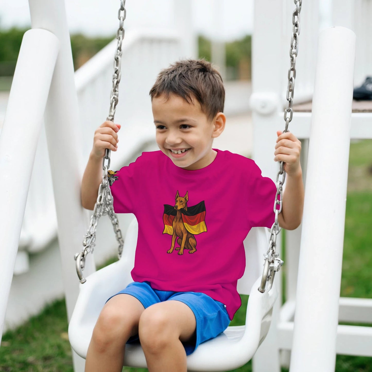 Marque MolossDesign | T-shirt enfant col rond Dobermann avec drapeau allemand2 et logo sur manche droite MolossDesign