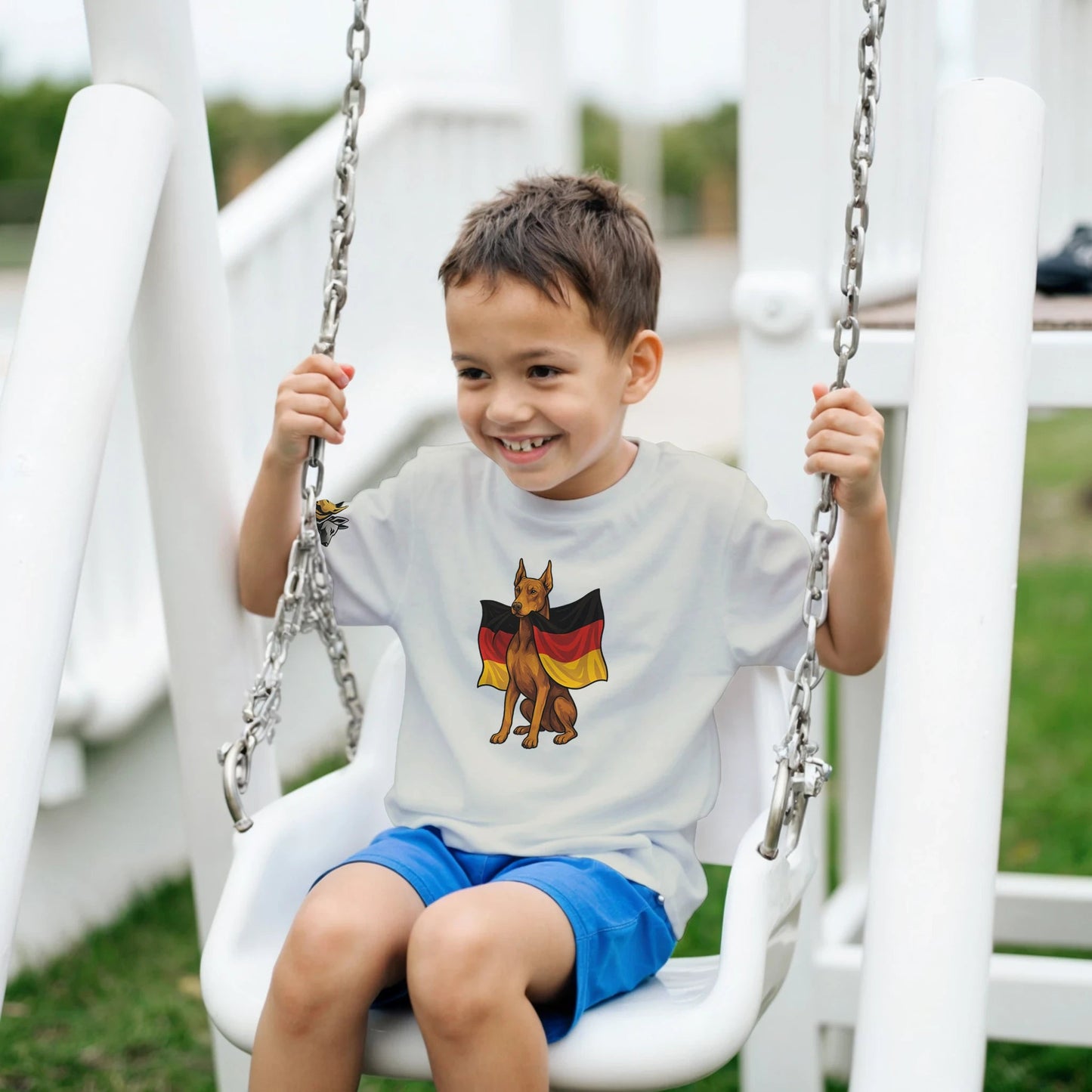 Marque MolossDesign | T-shirt enfant col rond Dobermann avec drapeau allemand2 et logo sur manche droite MolossDesign