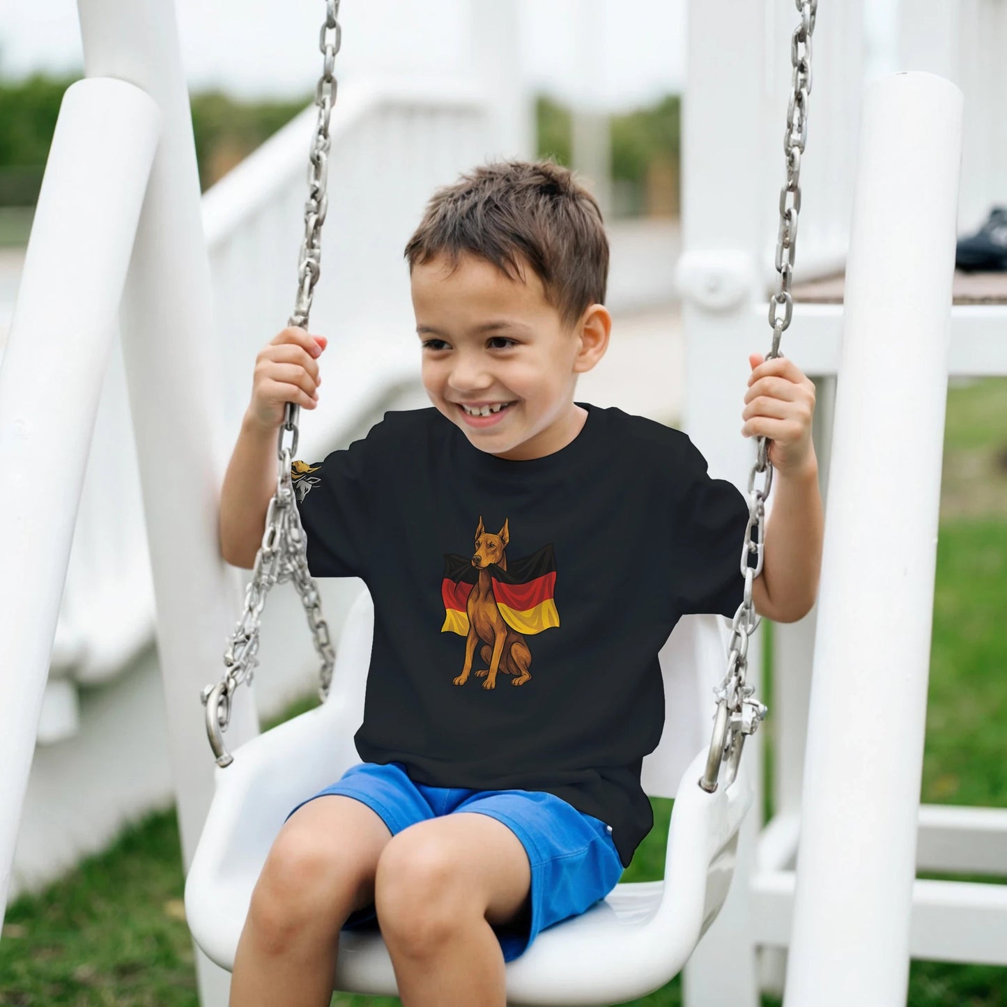 Marque MolossDesign | T-shirt enfant col rond Dobermann avec drapeau allemand2 et logo sur manche droite MolossDesign