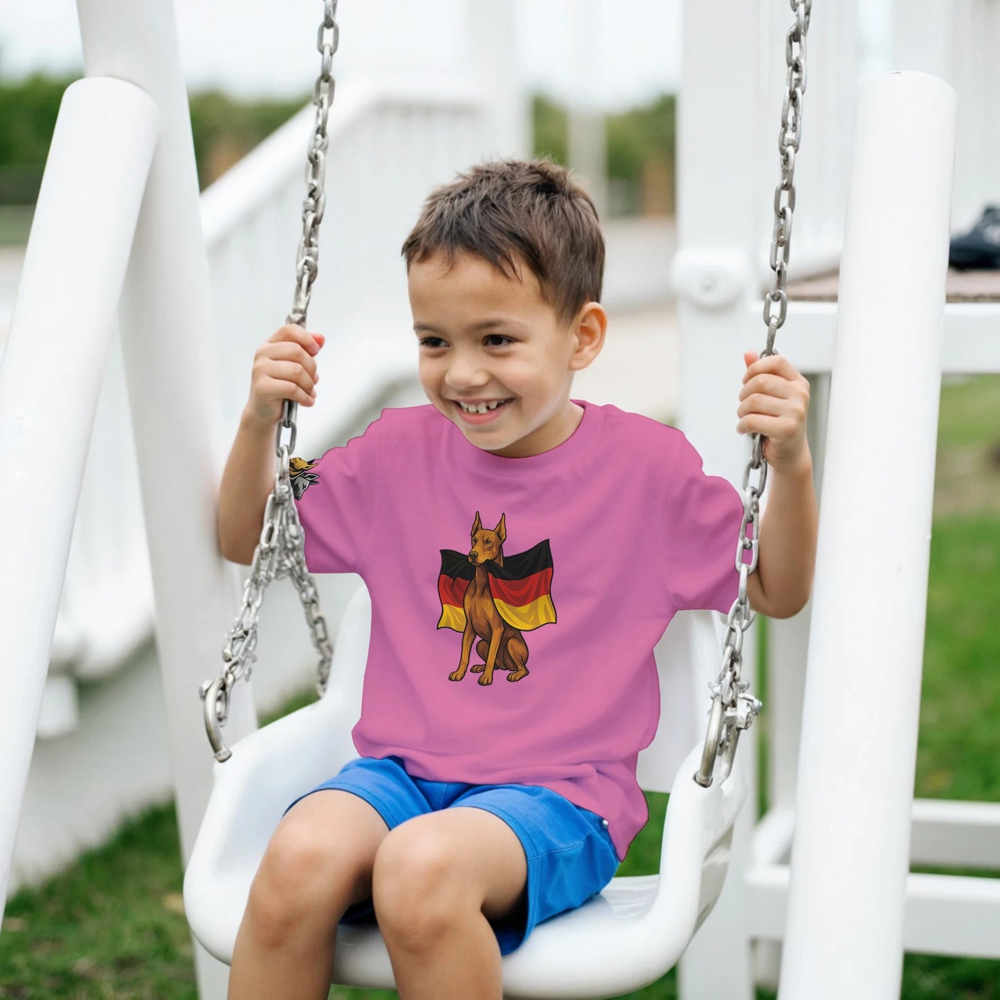 Marque MolossDesign | T-shirt enfant col rond Dobermann avec drapeau allemand2 et logo sur manche droite MolossDesign