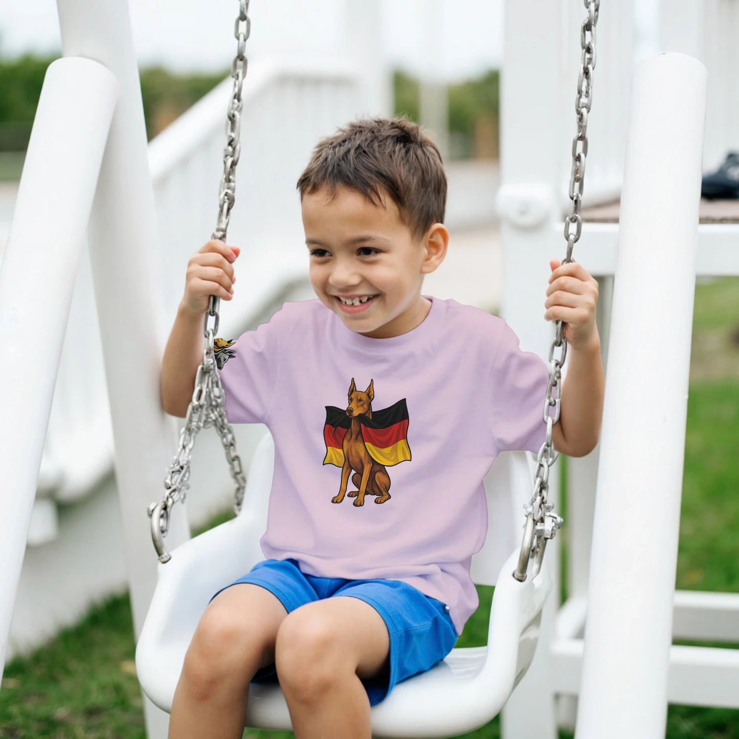 Marque MolossDesign | T-shirt enfant col rond Dobermann avec drapeau allemand2 et logo sur manche droite MolossDesign