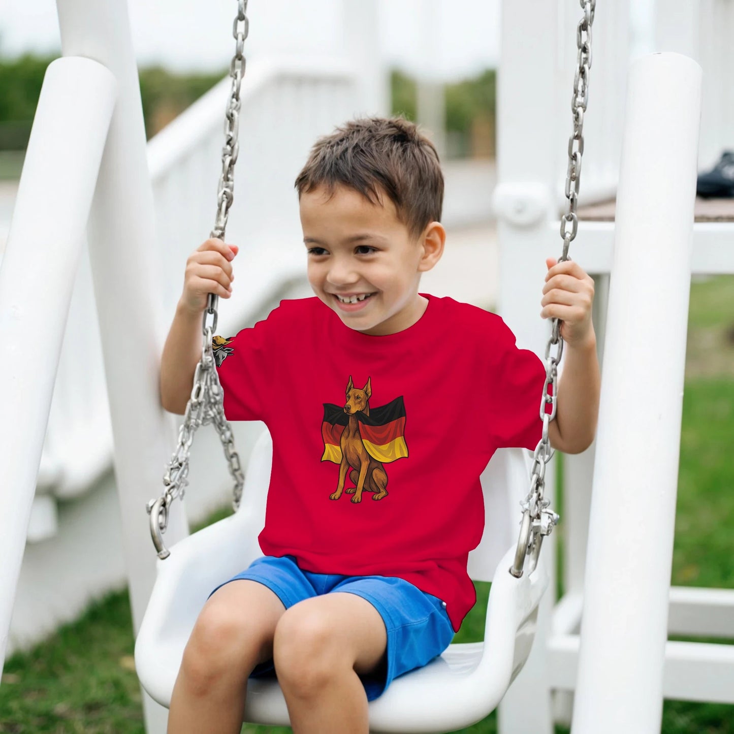 Marque MolossDesign | T-shirt enfant col rond Dobermann avec drapeau allemand2 et logo sur manche droite MolossDesign