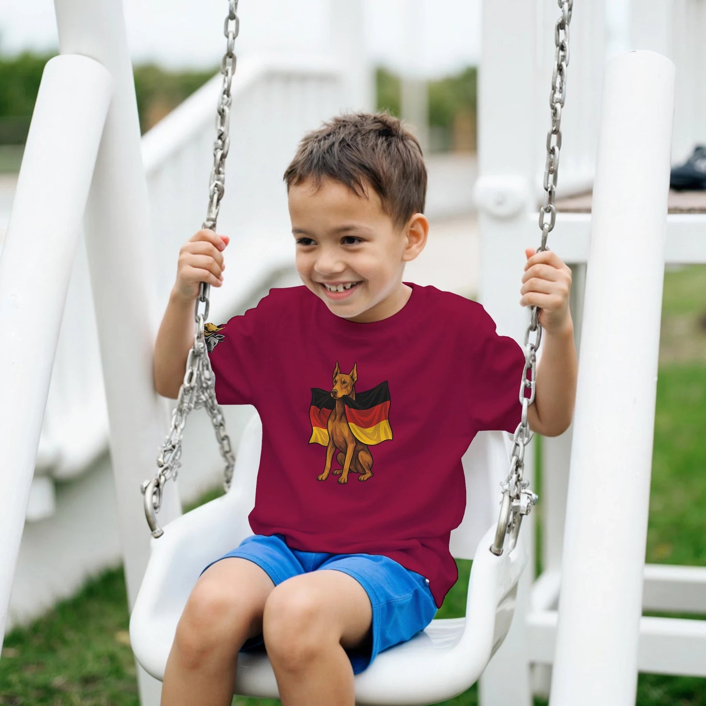 Marque MolossDesign | T-shirt enfant col rond Dobermann avec drapeau allemand2 et logo sur manche droite MolossDesign