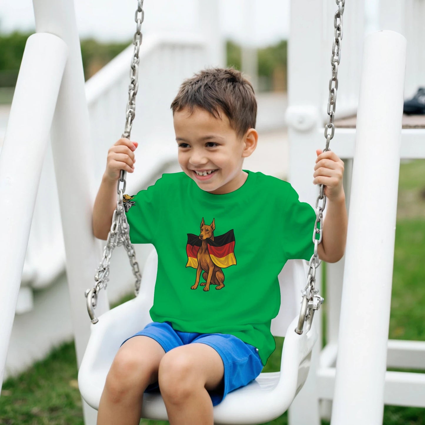 Marque MolossDesign | T-shirt enfant col rond Dobermann avec drapeau allemand2 et logo sur manche droite MolossDesign