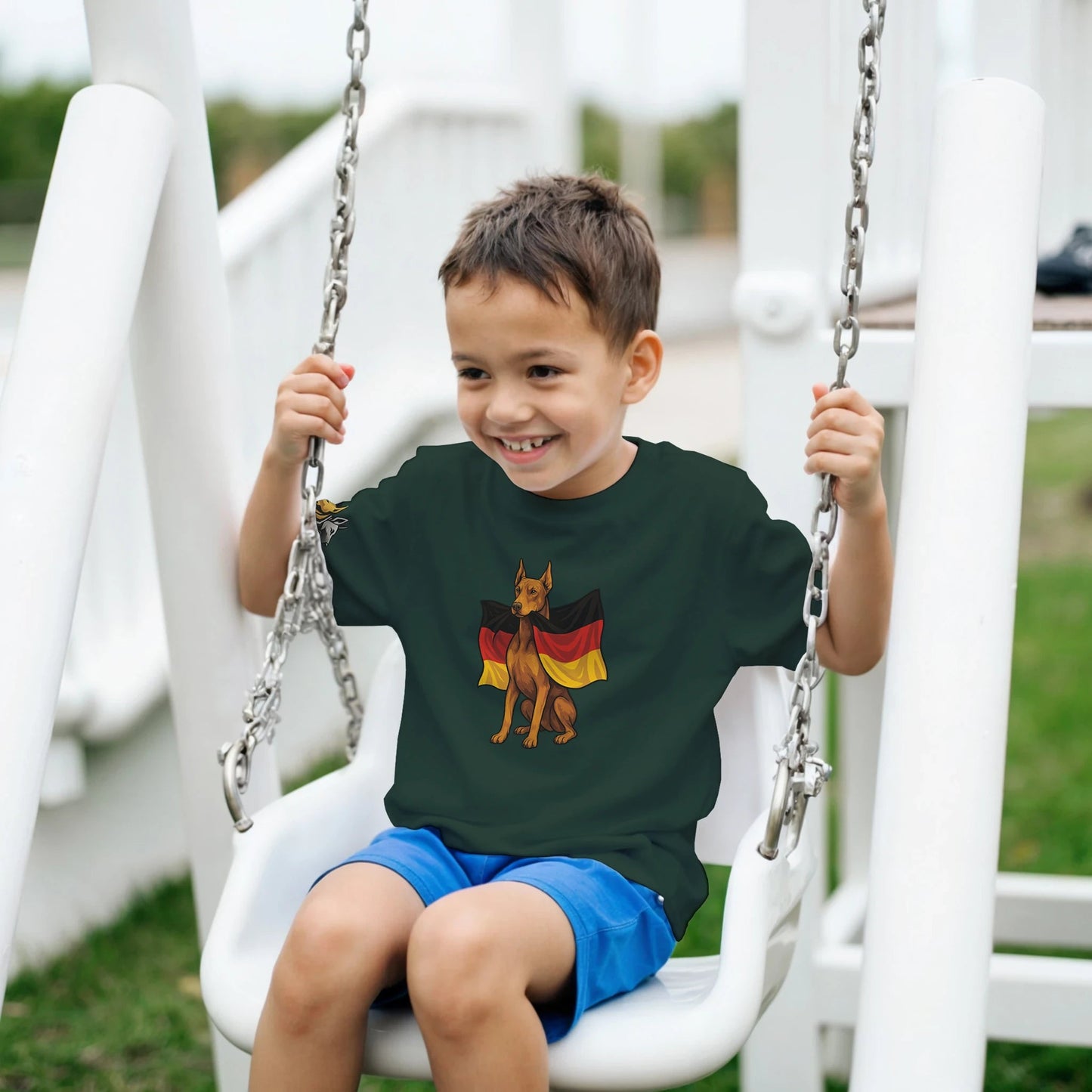 Marque MolossDesign | T-shirt enfant col rond Dobermann avec drapeau allemand2 et logo sur manche droite MolossDesign