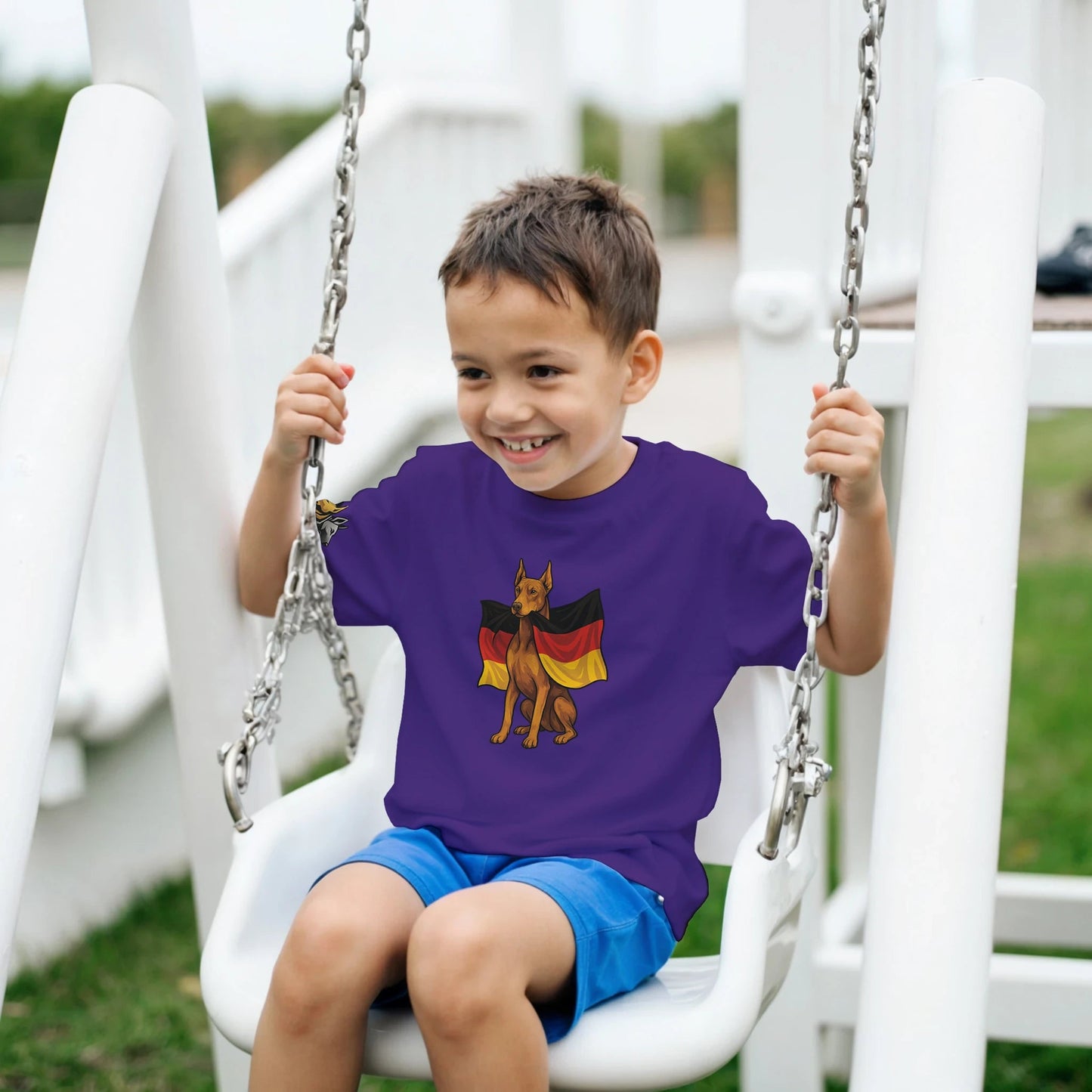 Marque MolossDesign | T-shirt enfant col rond Dobermann avec drapeau allemand2 et logo sur manche droite MolossDesign