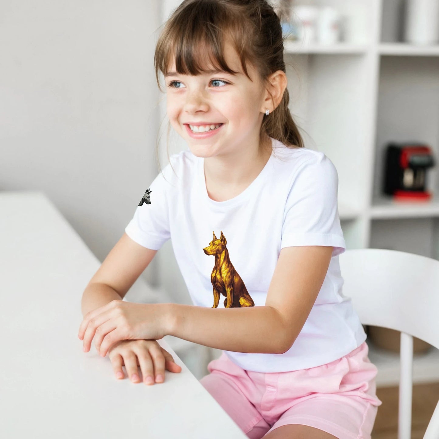Marque MolossDesign | T-shirt enfant classique ras du cou Dobermann doré assis1 avec logo sur manche droite MolossDesign