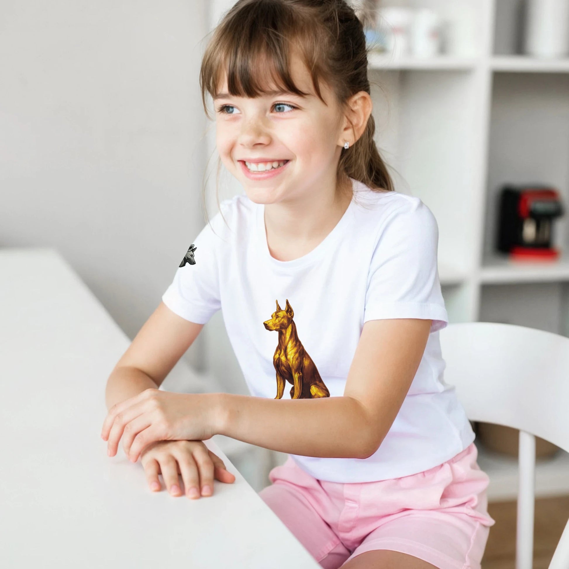 Marque MolossDesign | T-shirt enfant classique ras du cou Dobermann doré assis1 avec logo sur manche droite MolossDesign