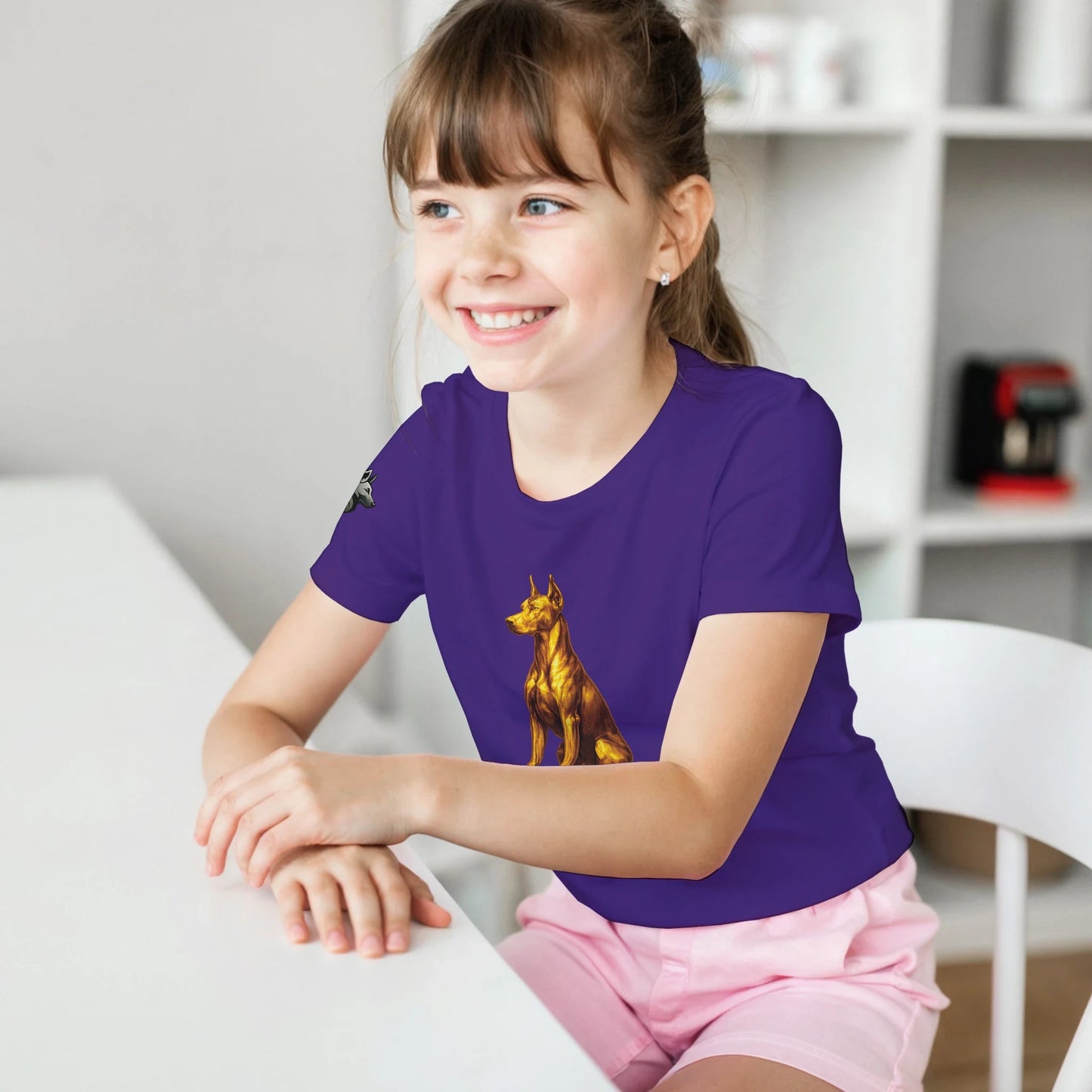 Marque MolossDesign | T-shirt enfant classique ras du cou Dobermann doré assis1 avec logo sur manche droite MolossDesign
