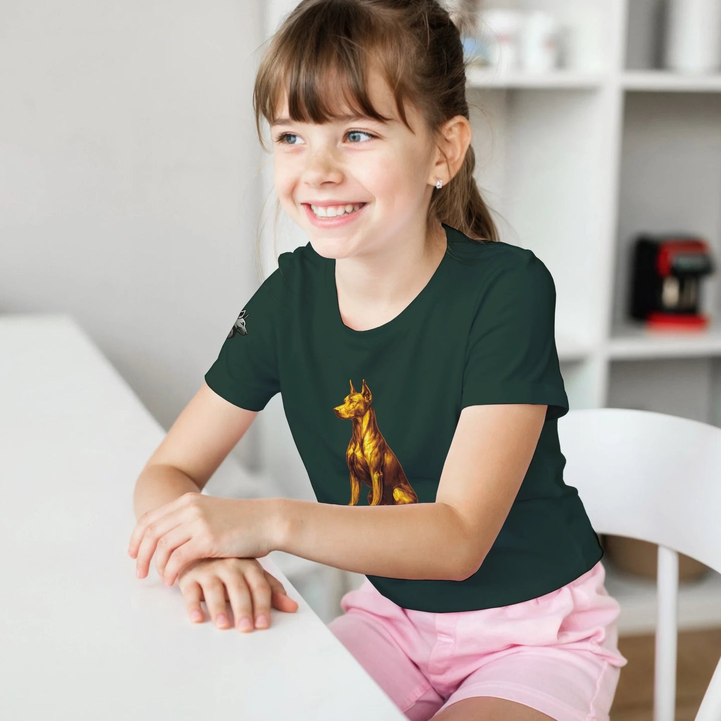 Marque MolossDesign | T-shirt enfant classique ras du cou Dobermann doré assis1 avec logo sur manche droite MolossDesign