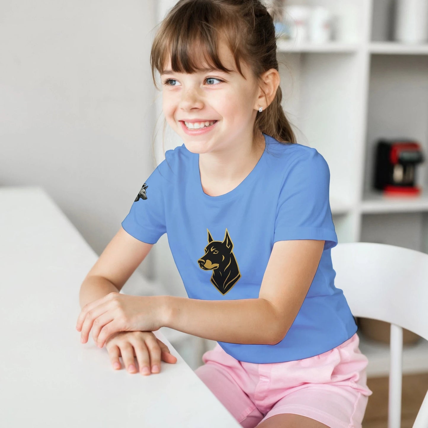 Marque MolossDesign | T-shirt enfant col rond Dobermann noir et doré3 et logo sur manche droite MolossDesign