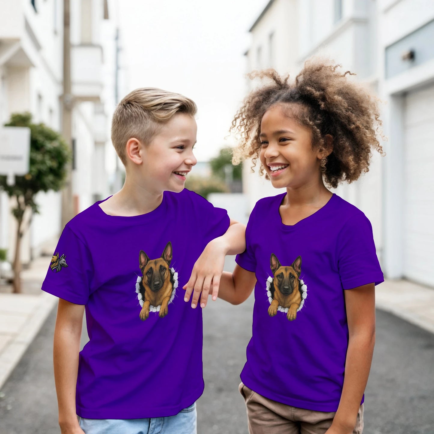 T-shirt enfant classique violet Malinois trou mur