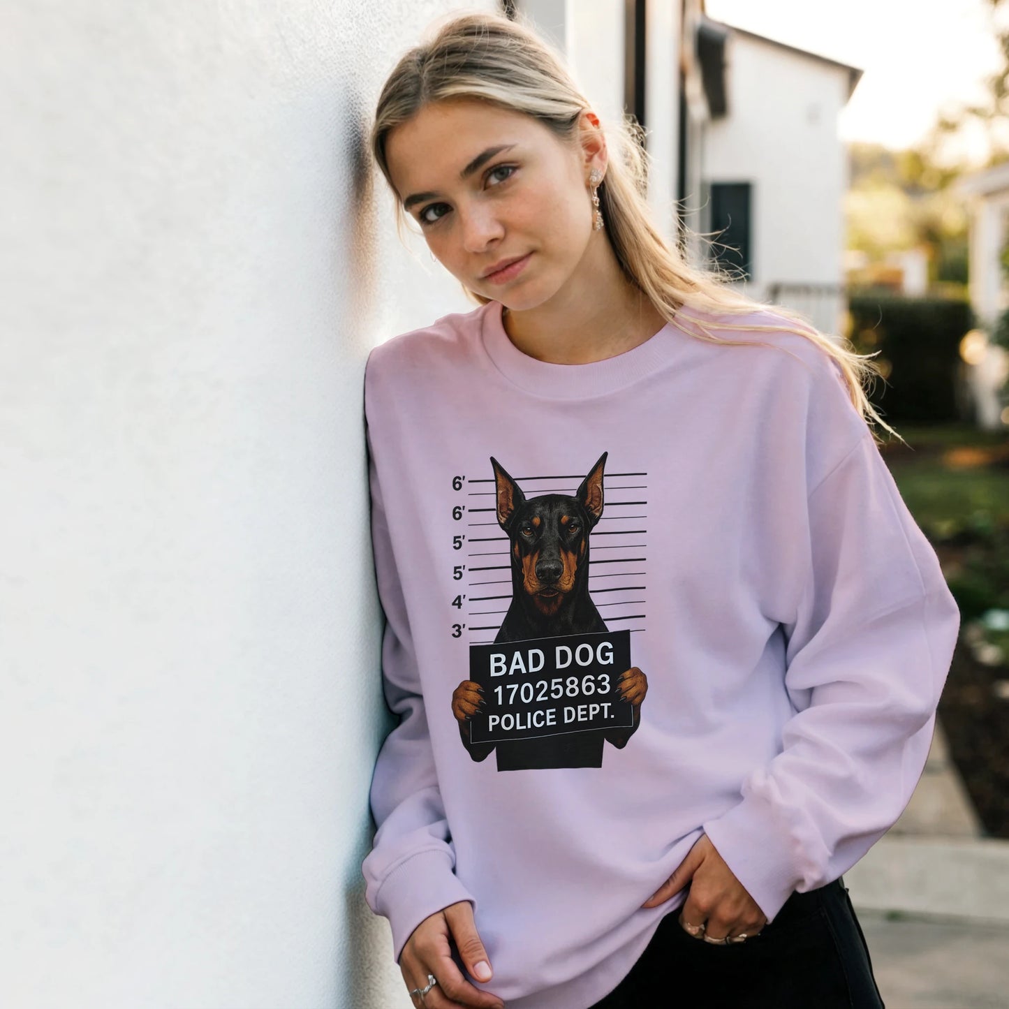 Sweat-shirt adulte unisexe classique ras du cou rose Bad Dog Dobermann