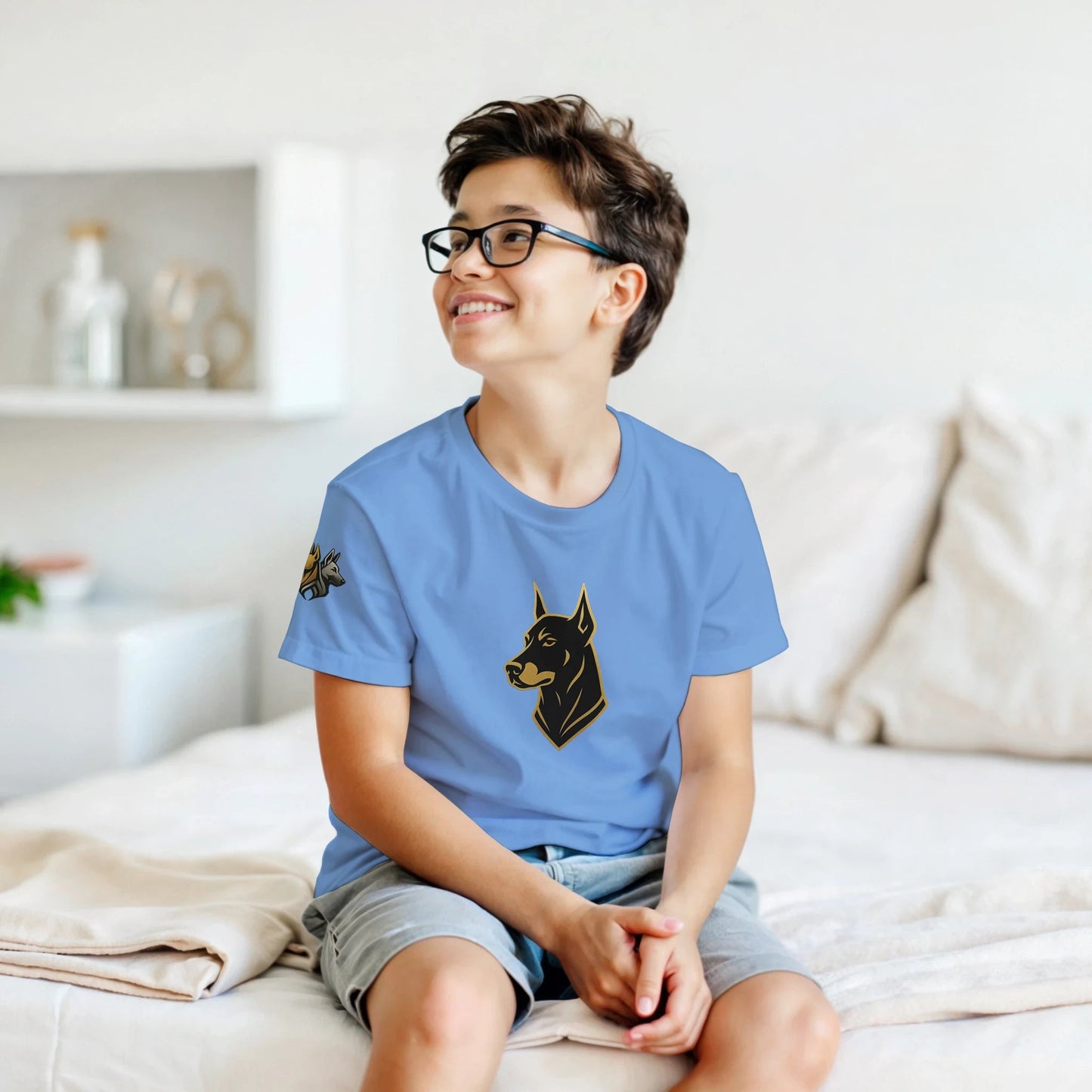 Marque MolossDesign | T-shirt enfant col rond Dobermann noir et doré3 et logo sur manche droite MolossDesign