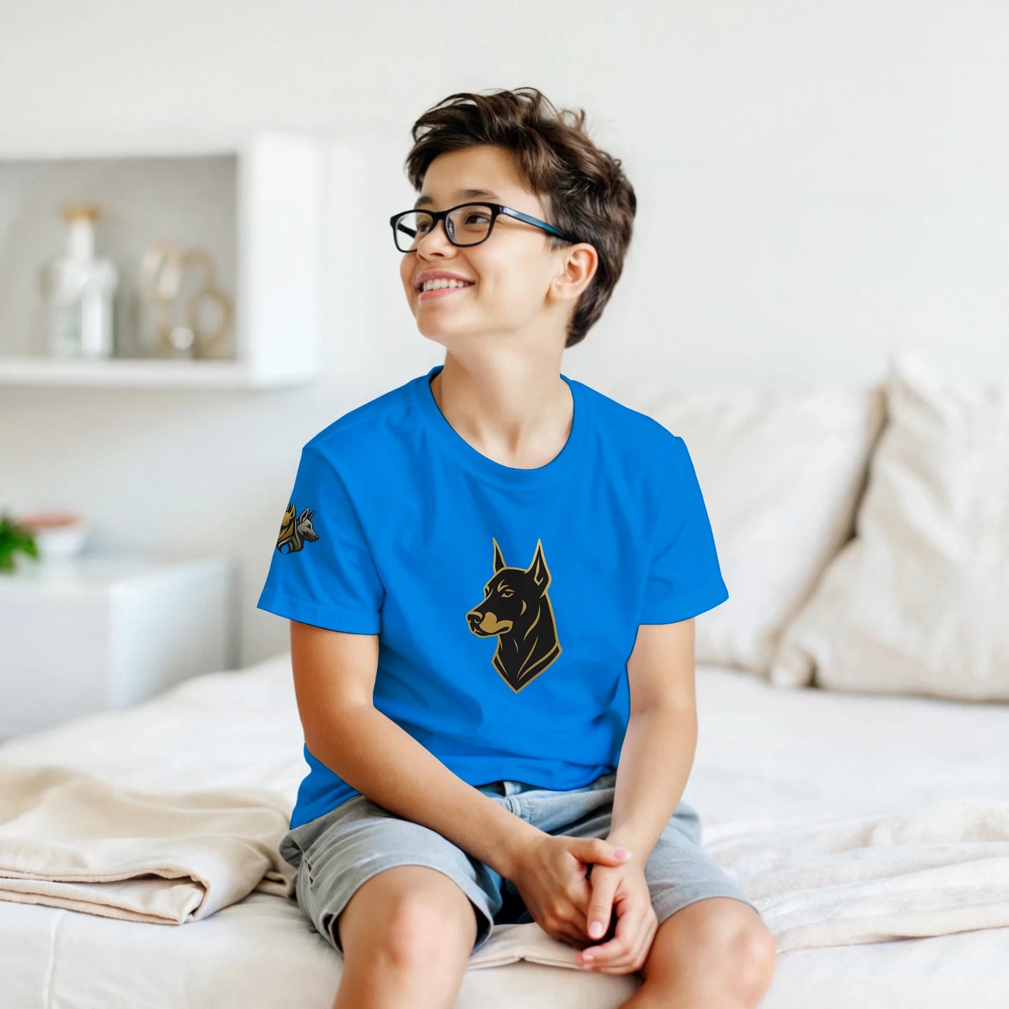Marque MolossDesign | T-shirt enfant col rond Dobermann noir et doré3 et logo sur manche droite MolossDesign
