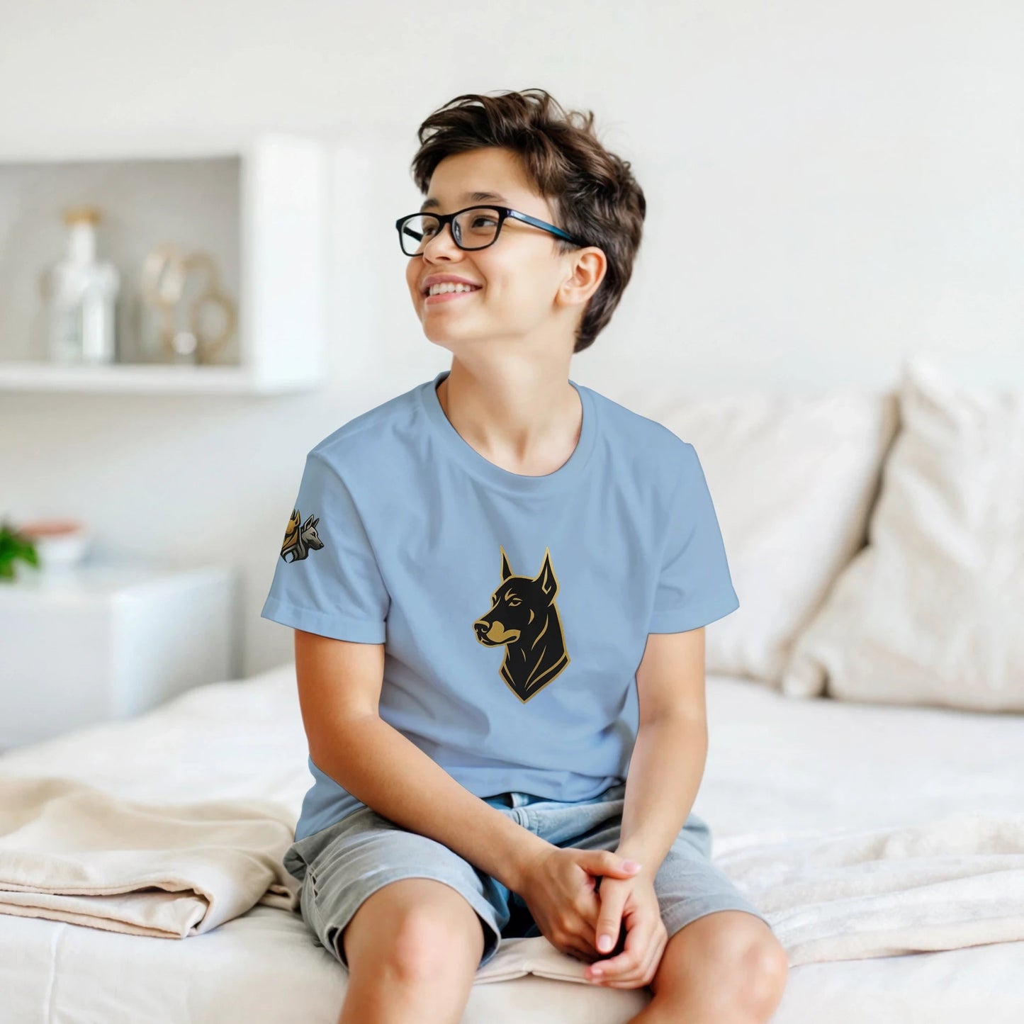 Marque MolossDesign | T-shirt enfant col rond Dobermann noir et doré3 et logo sur manche droite MolossDesign