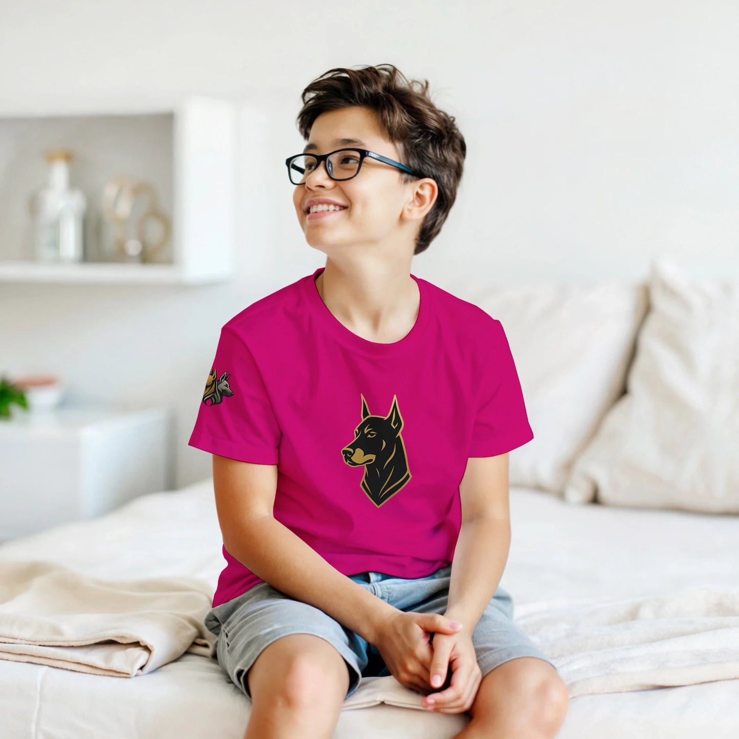 Marque MolossDesign | T-shirt enfant col rond Dobermann noir et doré3 et logo sur manche droite MolossDesign
