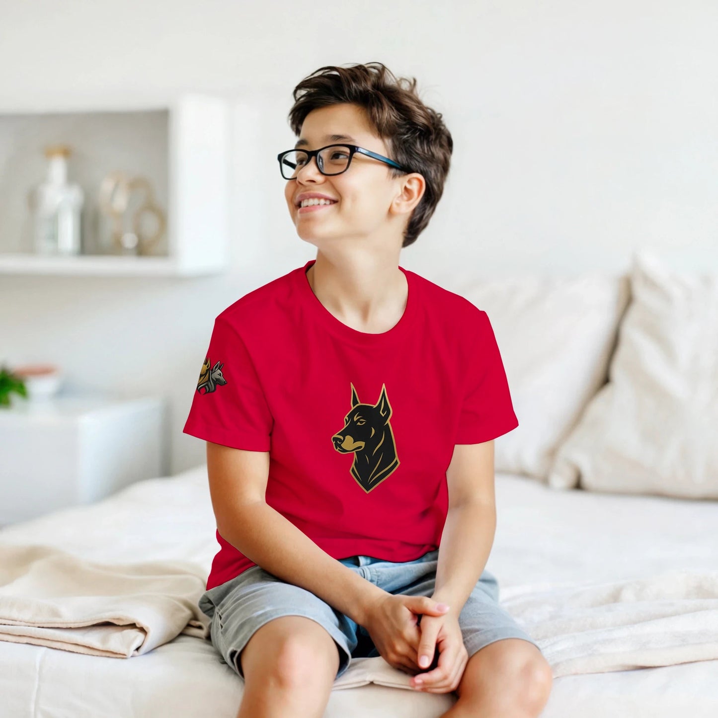 Marque MolossDesign | T-shirt enfant col rond Dobermann noir et doré3 et logo sur manche droite MolossDesign