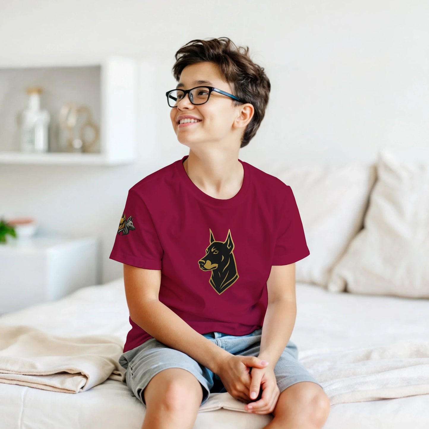 Marque MolossDesign | T-shirt enfant col rond Dobermann noir et doré3 et logo sur manche droite MolossDesign