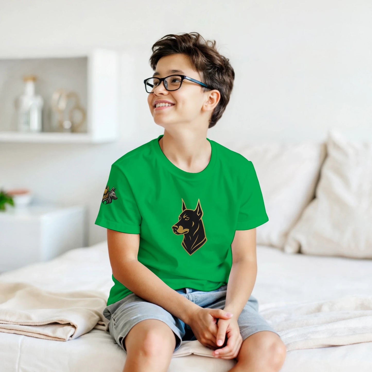 Marque MolossDesign | T-shirt enfant col rond Dobermann noir et doré3 et logo sur manche droite MolossDesign