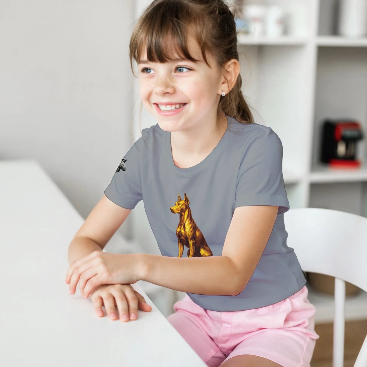 Marque MolossDesign | T-shirt enfant classique ras du cou Dobermann doré assis1 avec logo sur manche droite MolossDesign