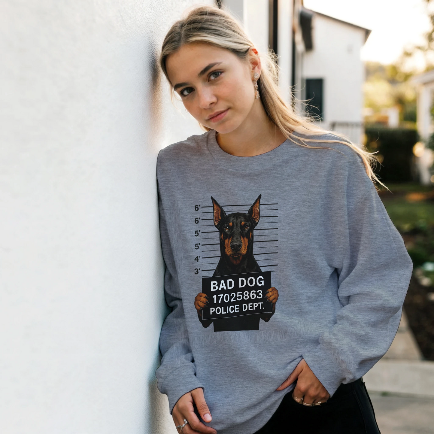 Sweat-shirt adulte unisexe classique ras du cou gris Bad Dog Dobermann