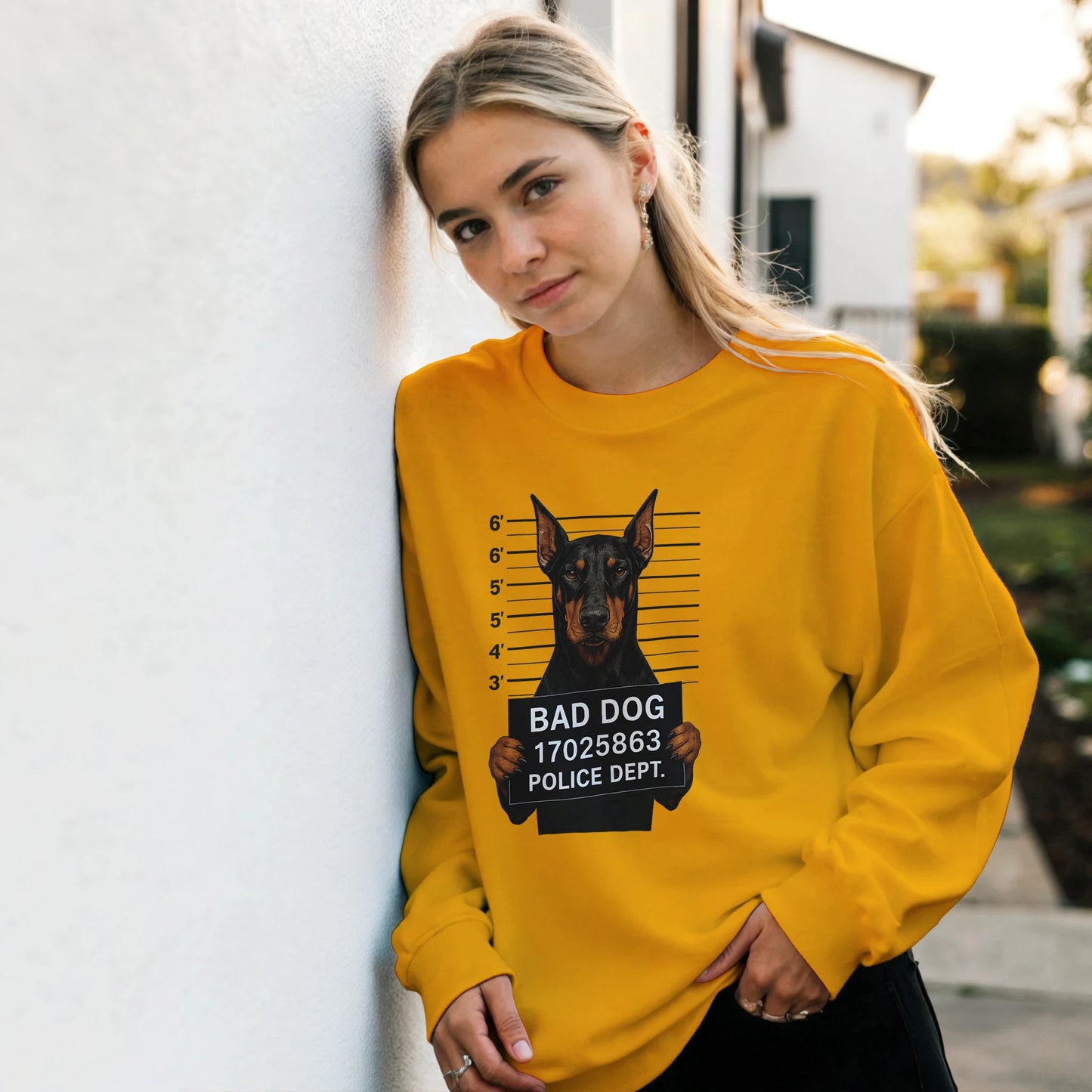 Sweat-shirt adulte unisexe classique ras du cou jaune Bad Dog Dobermann