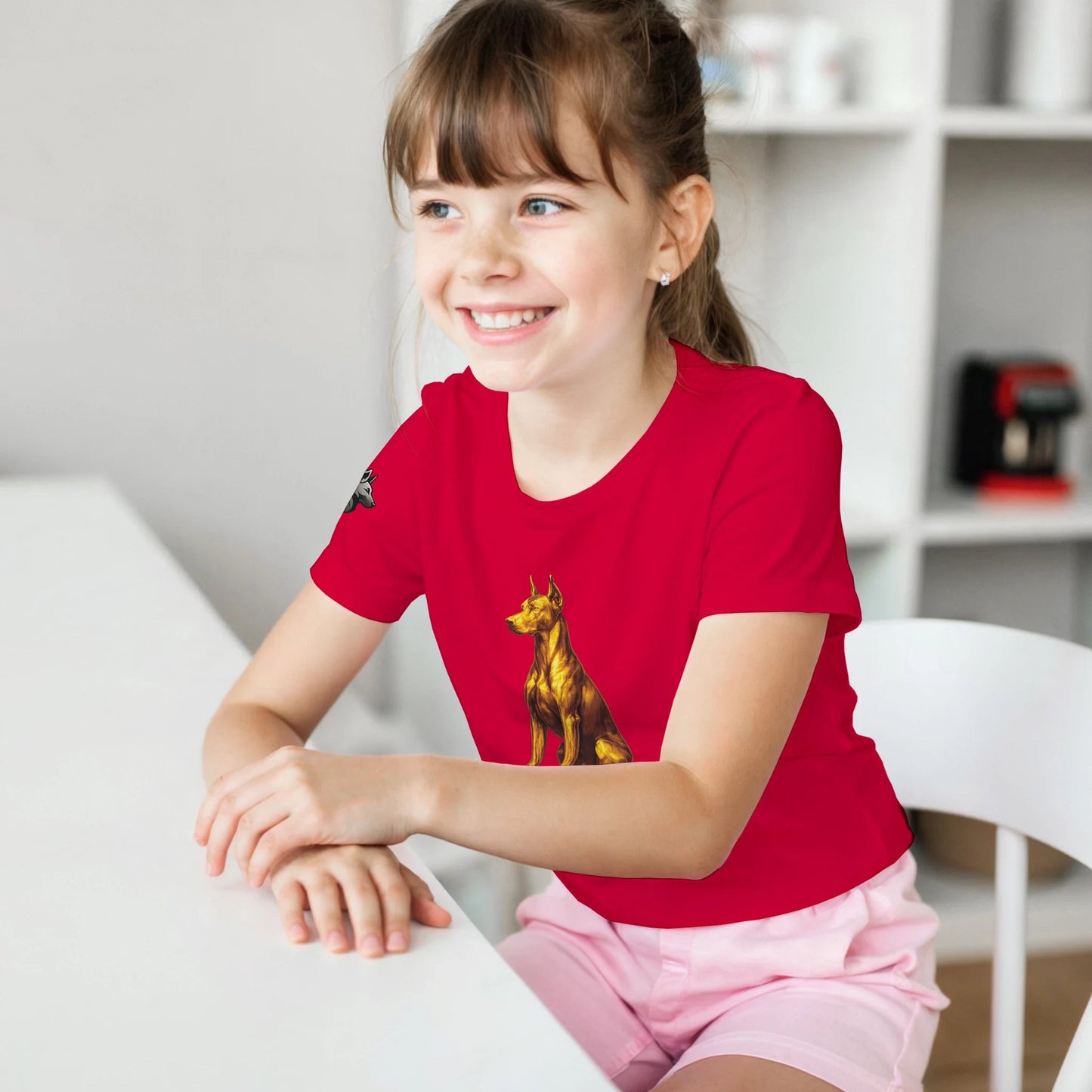 Marque MolossDesign | T-shirt enfant classique ras du cou Dobermann doré assis1 avec logo sur manche droite MolossDesign