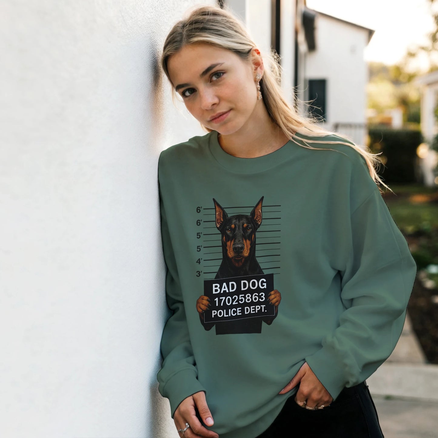 Sweat-shirt adulte unisexe classique ras du cou vert Bad Dog Dobermann