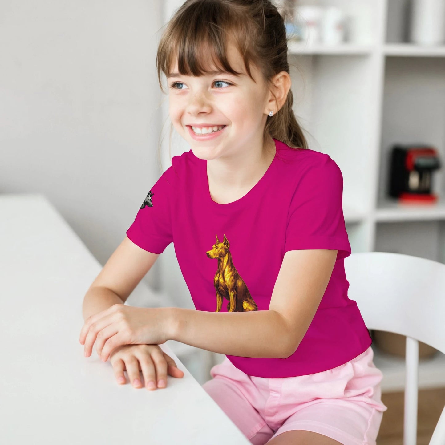 Marque MolossDesign | T-shirt enfant classique ras du cou Dobermann doré assis1 avec logo sur manche droite MolossDesign