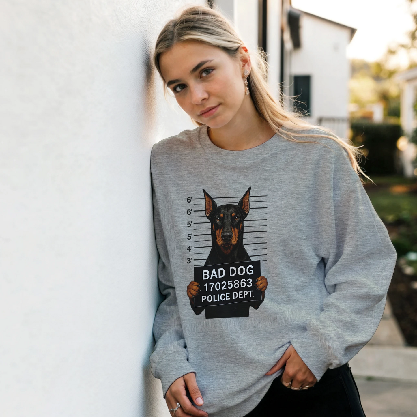 Sweat-shirt adulte unisexe classique ras du cou gris Bad Dog Dobermann