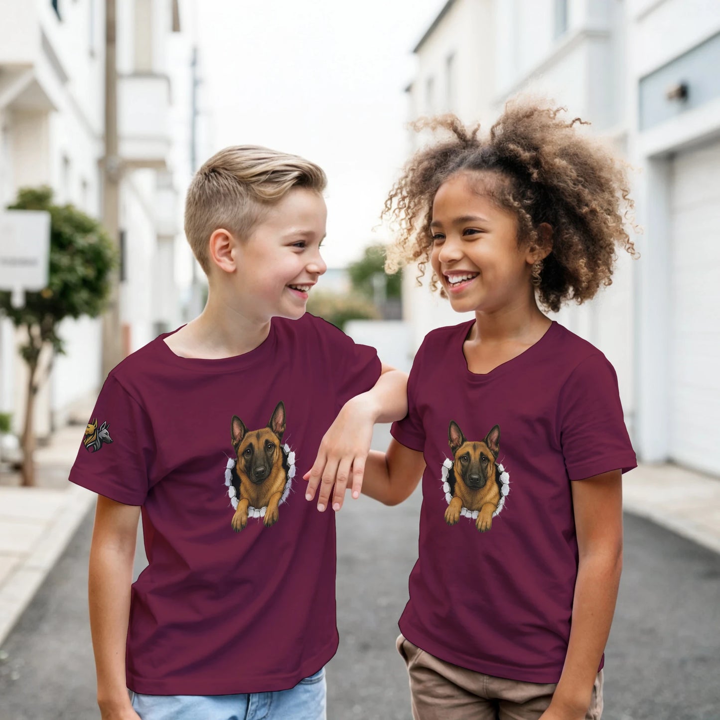 T-shirt enfant classique bordeaux Malinois trou mur