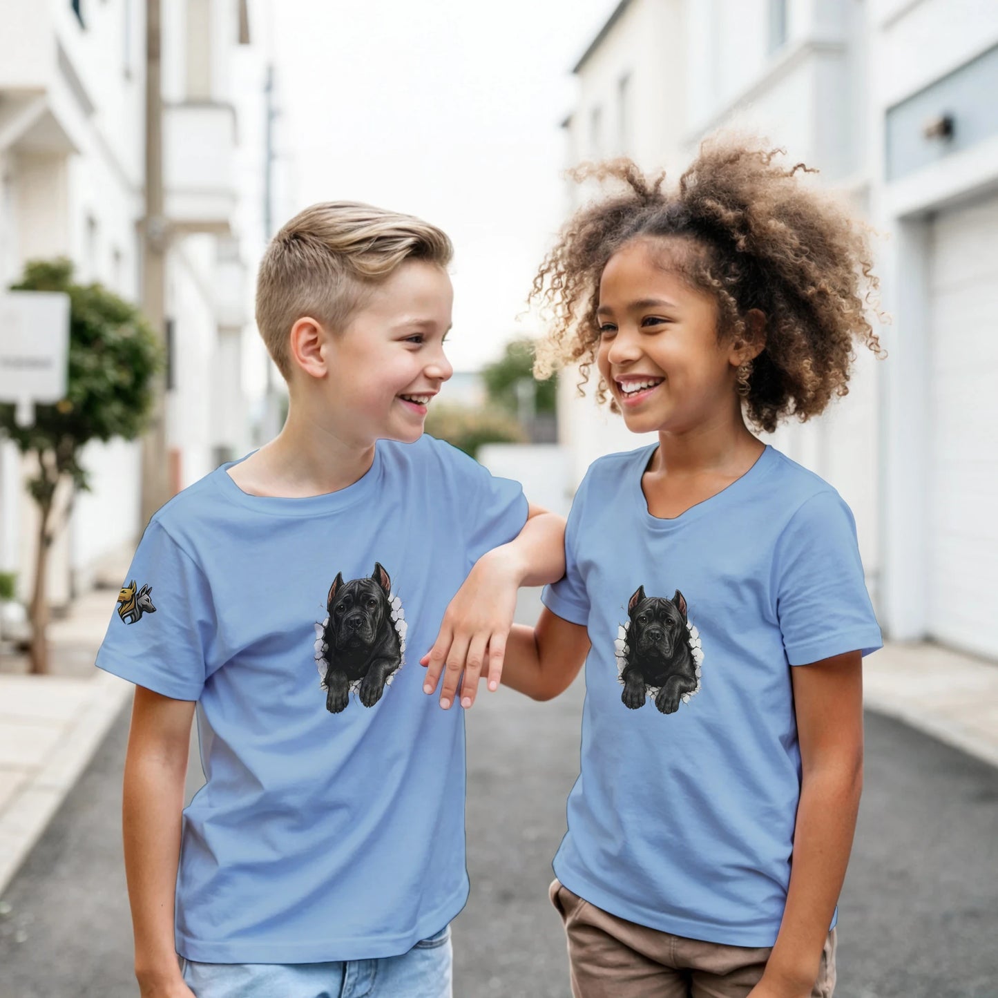 T-shirt enfant bleu Cane Corso trou mur