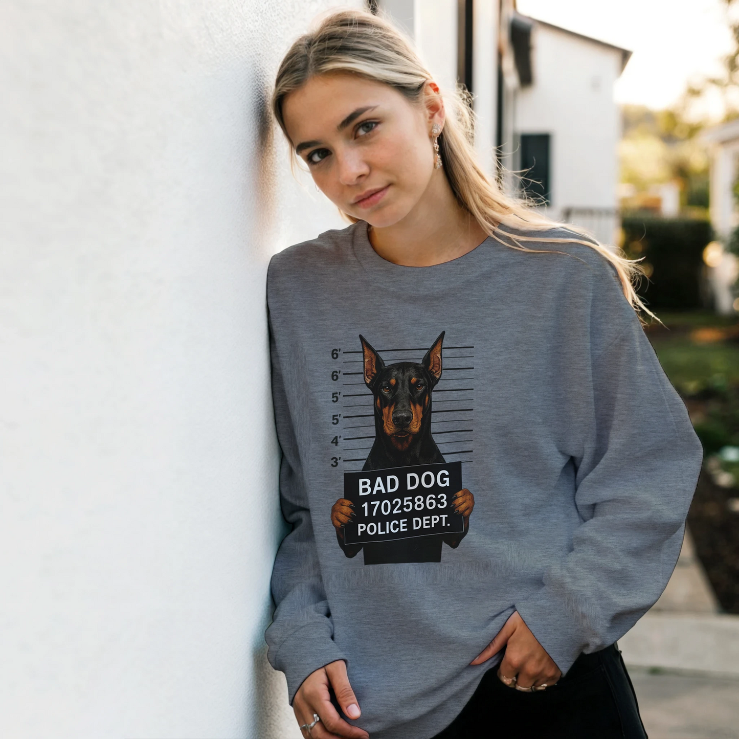 Sweat-shirt adulte unisexe classique ras du cou gris Bad Dog Dobermann