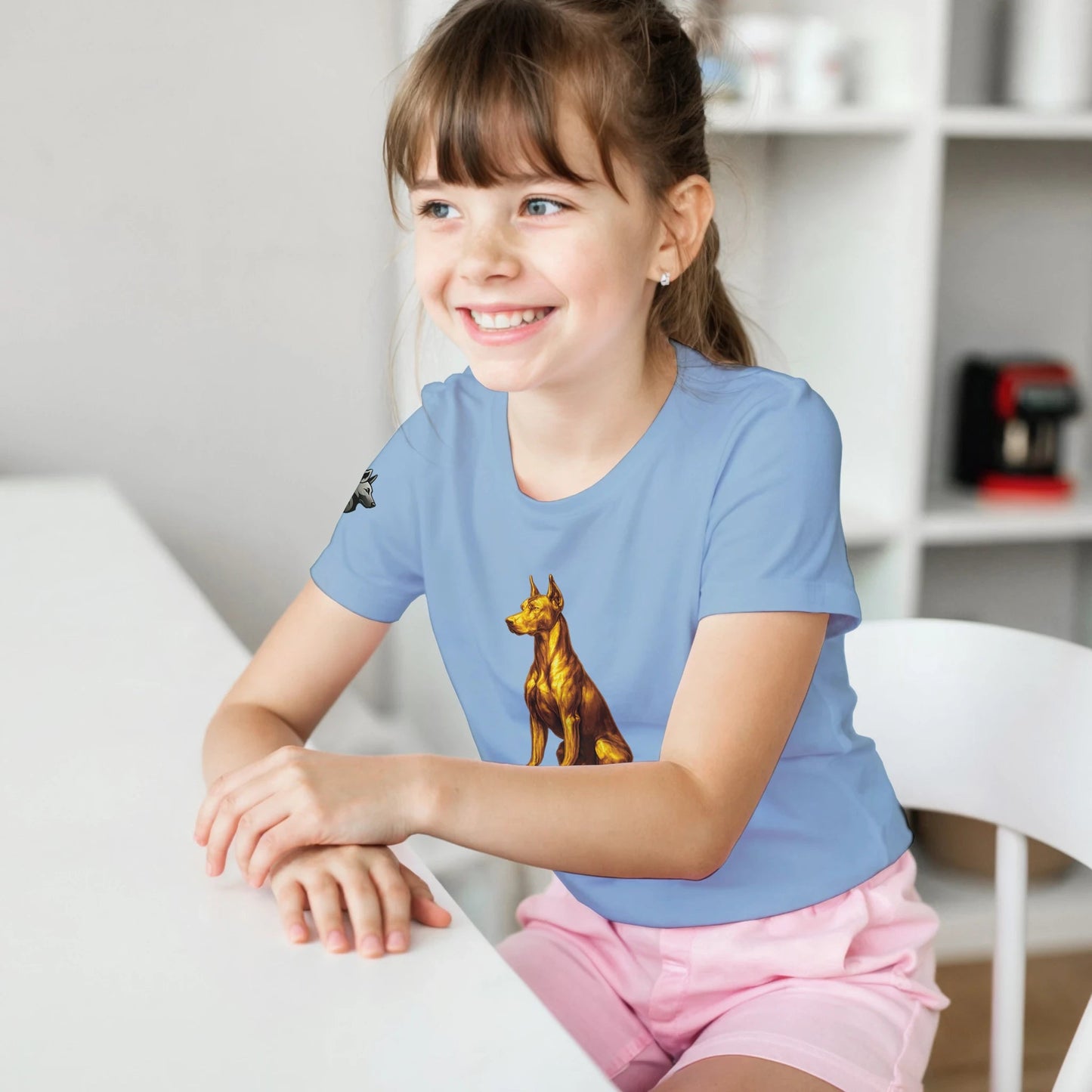 Marque MolossDesign | T-shirt enfant classique ras du cou Dobermann doré assis1 avec logo sur manche droite MolossDesign